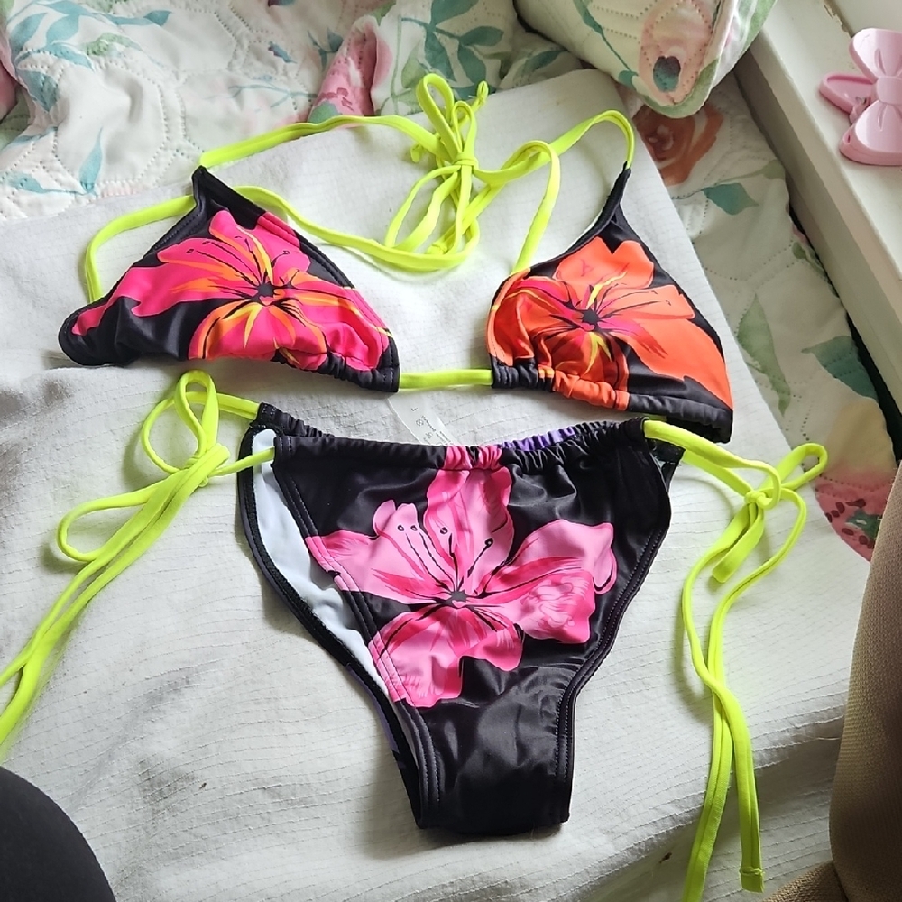 NWOT Flower Bikini Set Sz LARGE